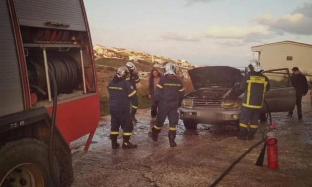 Κερατέα: Φωτιά σε αυτοκίνητο με εγκατεστημένο υγραέριο (εικόνες)
